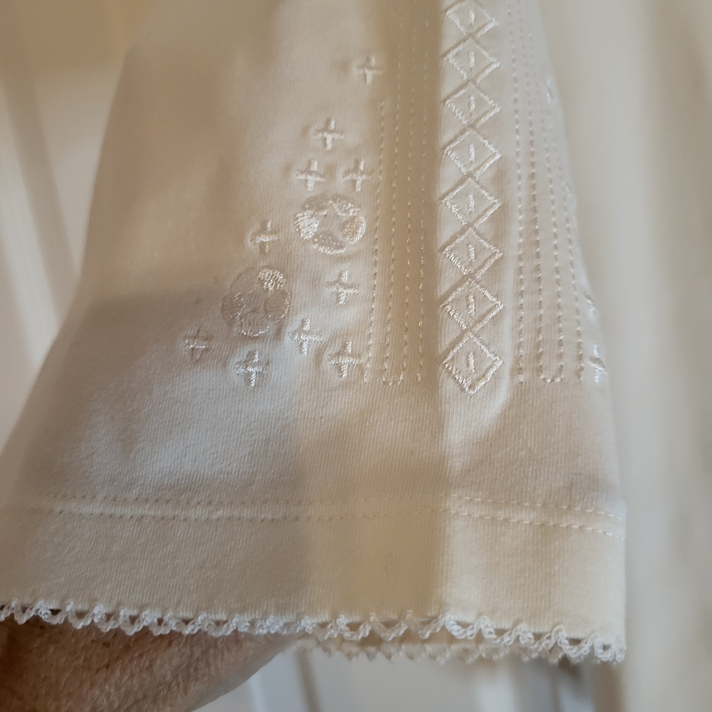 Denim&Co Cream Blouse with Embroidered Detail - Picture 4 of 6
